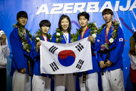 한국이 올해 처음 도입된 월드태권도팀선수권대회 남녀 혼성팀 경기에서 종주국다운 모습을 보이며 첫 우승을 차지했다. 사진=연합뉴스